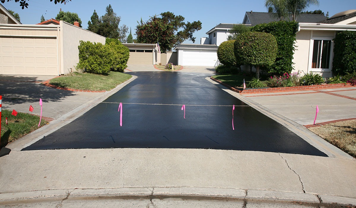 The Secret to a Long-Lasting Driveway: Sealcoating(图1)