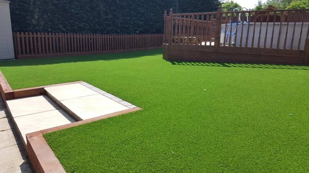 A Step-By-Step Installation Guide for Artificial Grass in Your Backyard(图1)